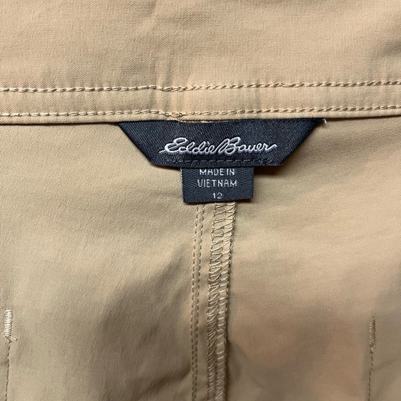 Eddie Bauer Women's Khaki Cargo Shorts. Size 12 - Picture 5 of 7